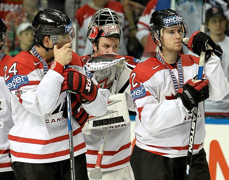 Фото с яндекс.картинки (грусть канадцев после финала)