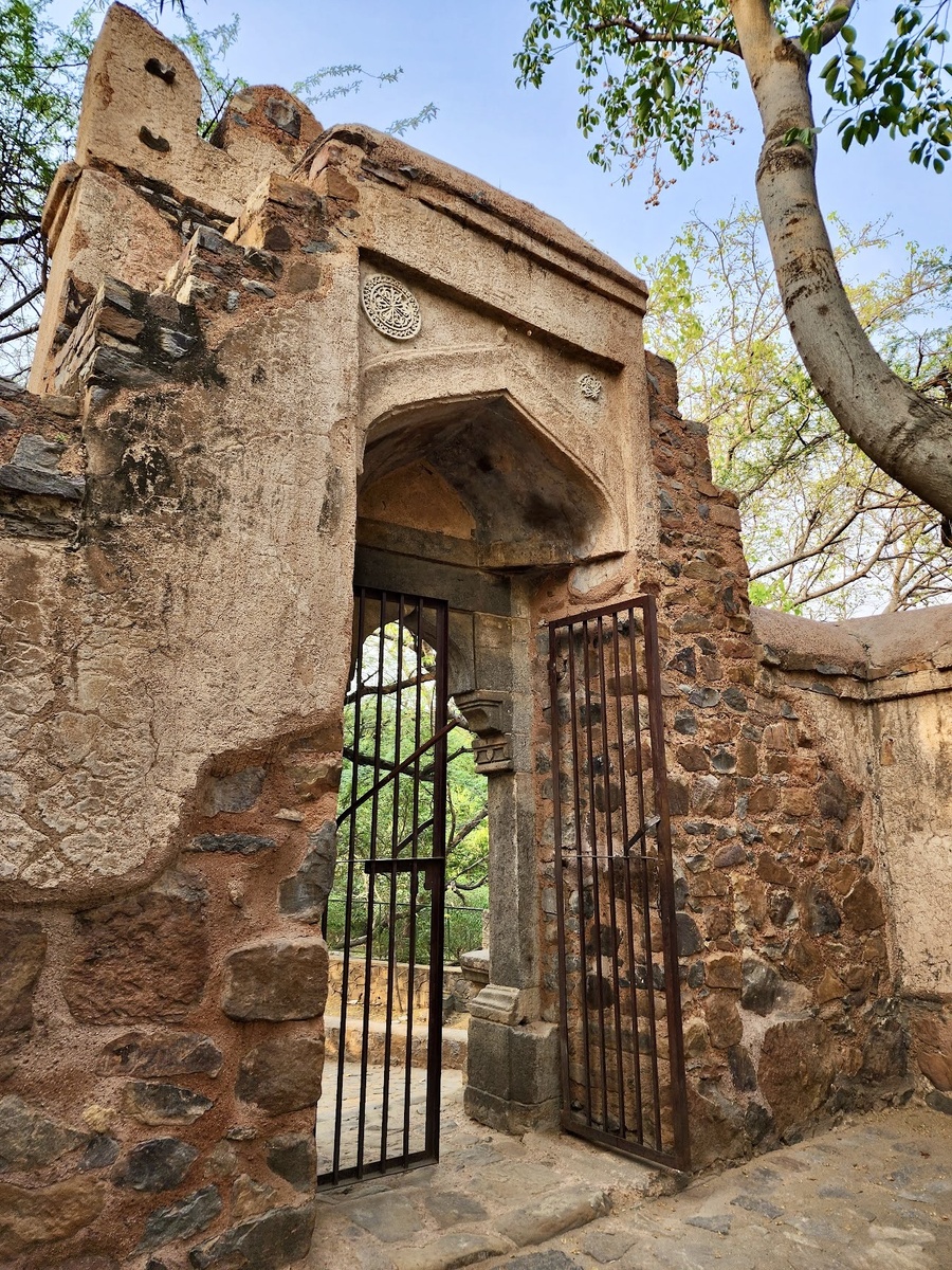 Не страшно заходить? А там живут привидения!