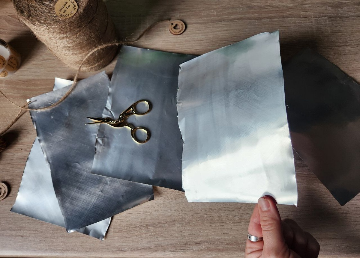 От банок надо отрузать горлышко и донышко