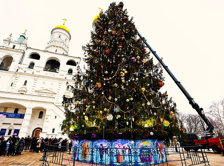 Соборнаая площадь Кремля и ёлка 2025. Фото из открытых источников 