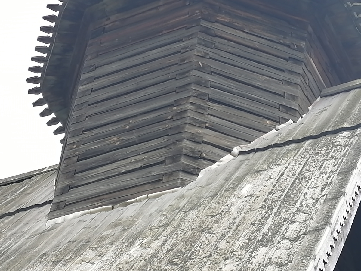 Кровля выполнена в два слоя тёса «со скалой» (между слоями тёса уложены листы бересты). Главки на четверике и колокольне покрыты осиновым лемехом.