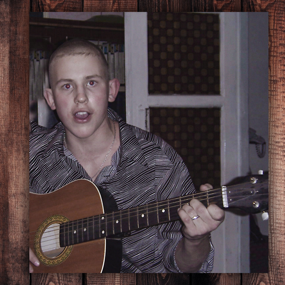 Уже тогда постоянно был с гитарой =) (Степан Корольков. 2004 год)