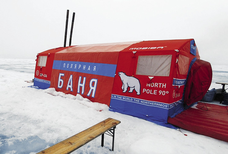 Эта «полярная» баня фирмы «Мобиба» – штучный экземпляр. Такая есть только на атомоходе «50 лет Победы» и в деревне Федора Конюхова в Тульской области.