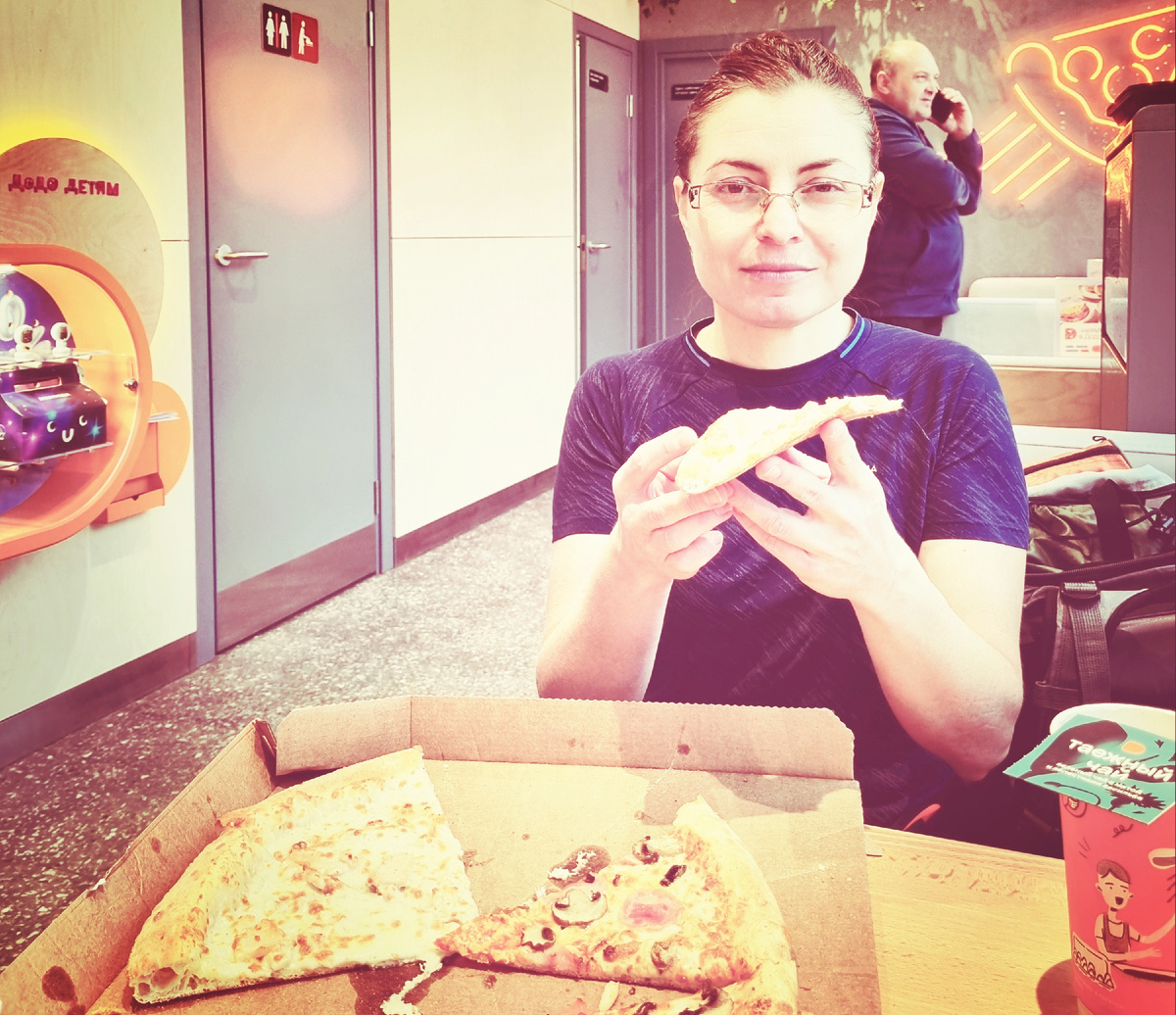 Автор канала УльтраГузик в пиццерии Додо после длительной пробежки 
