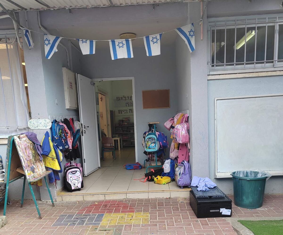 Вход в сад. За уличной дверью сразу группа.