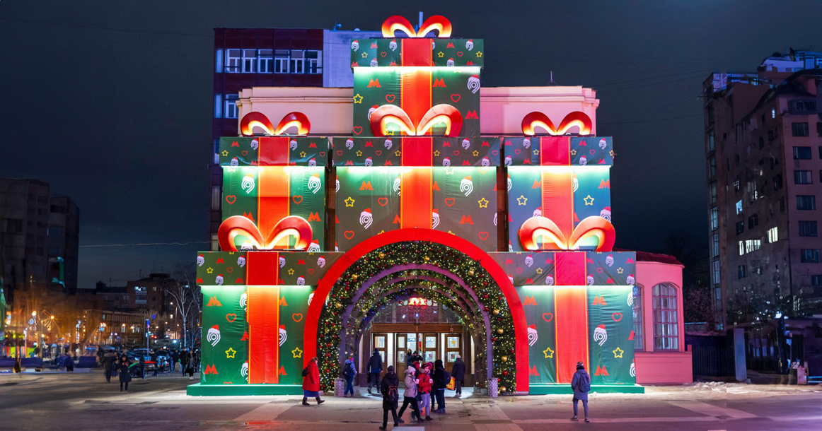 Станция «Семёновская» превратилась в праздничный портал с гигантскими коробками