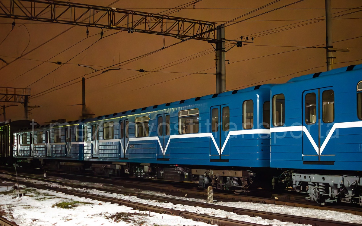 Перевозка вагонов модели 81-541.8 на полигоне Октябрьской железной дороги. 23 декабря 2024 г. Источник: t.me/novostitransporta