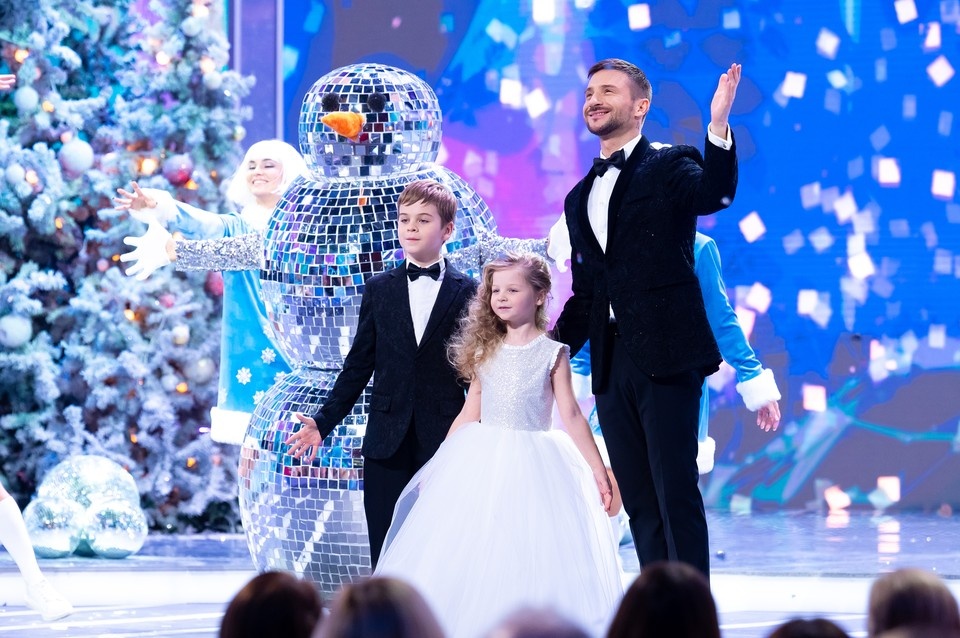    Сергей Лазарев на сцене «Новогоднего огонька» с сыном Никитой и дочерью Анной. Фото: телеканал «Россия».