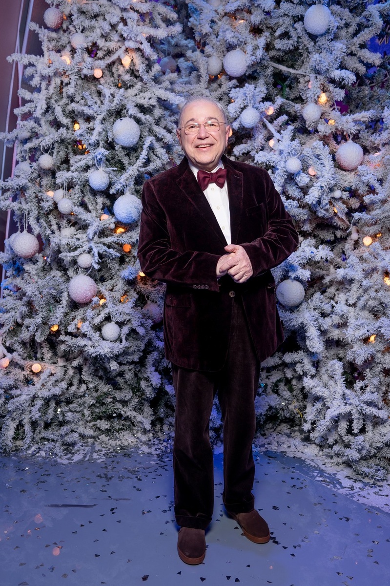    Модник — народный артист Евгений Петросян порадовал отличной физической формой: похудел к праздничному марафону эфиров и концертов. Фото — телеканал «Россия».