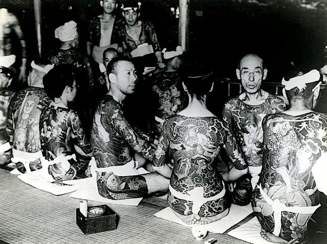 Как пример, татуировки в Японии. На фото Якудза (Японская мафия).