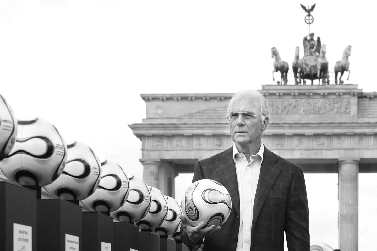 Франц Беккенбауэр (11 сентября 1945 — 7 января 2024) — немецкий футболист и тренер. Беккенбауэр считается одним из лучших защитников XX века. За время своей карьеры два раза признавался футболистом года в Европе. Беккенбауэр с 1964 по 1977 год защищал цвета мюнхенской «Баварии». В составе команды он шесть раз стал чемпионом страны, четыре раза выигрывал Кубок Германии, трижды стал обладателем Кубка европейских чемпионов (ныне Лига чемпионов). На счету Беккенбауэра более 100 матчей в составе сборной Германии. В ее составе он выиграл бронзу, серебро и золото чемпионатов мира. В 1972 году защитник стал чемпионом Европы. ©Jan Bauer/AP  📷