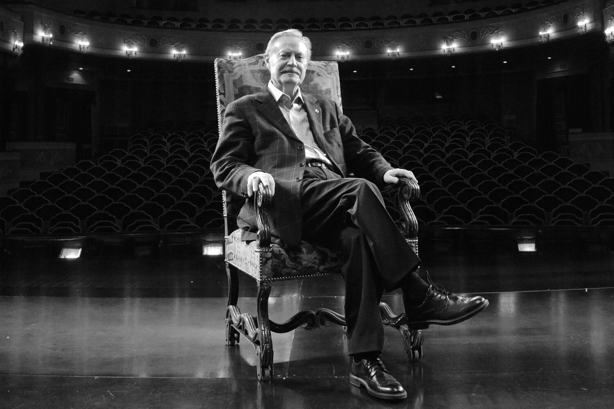 Юрий Соломин (18 июня 1935 — 11 января 2024) — советский и российский актер и режиссер театра и кино, театральный педагог и государственный деятель, художественный руководитель Государственного академического Малого театра России (с 1988 года). С 1961 года преподавал актерское мастерство в высшем театральном училище имени Щепкина. Сыграл почти в 60 фильмах и сериалах, известен по ролям в картинах «Адъютант его превосходительства», «ТАСС уполномочен заявить», «Хождение по мукам» и другим. В 1990–1991 годах был министром культуры РСФСР. ©Евгений Епанчинцев/РИА Новости  📷