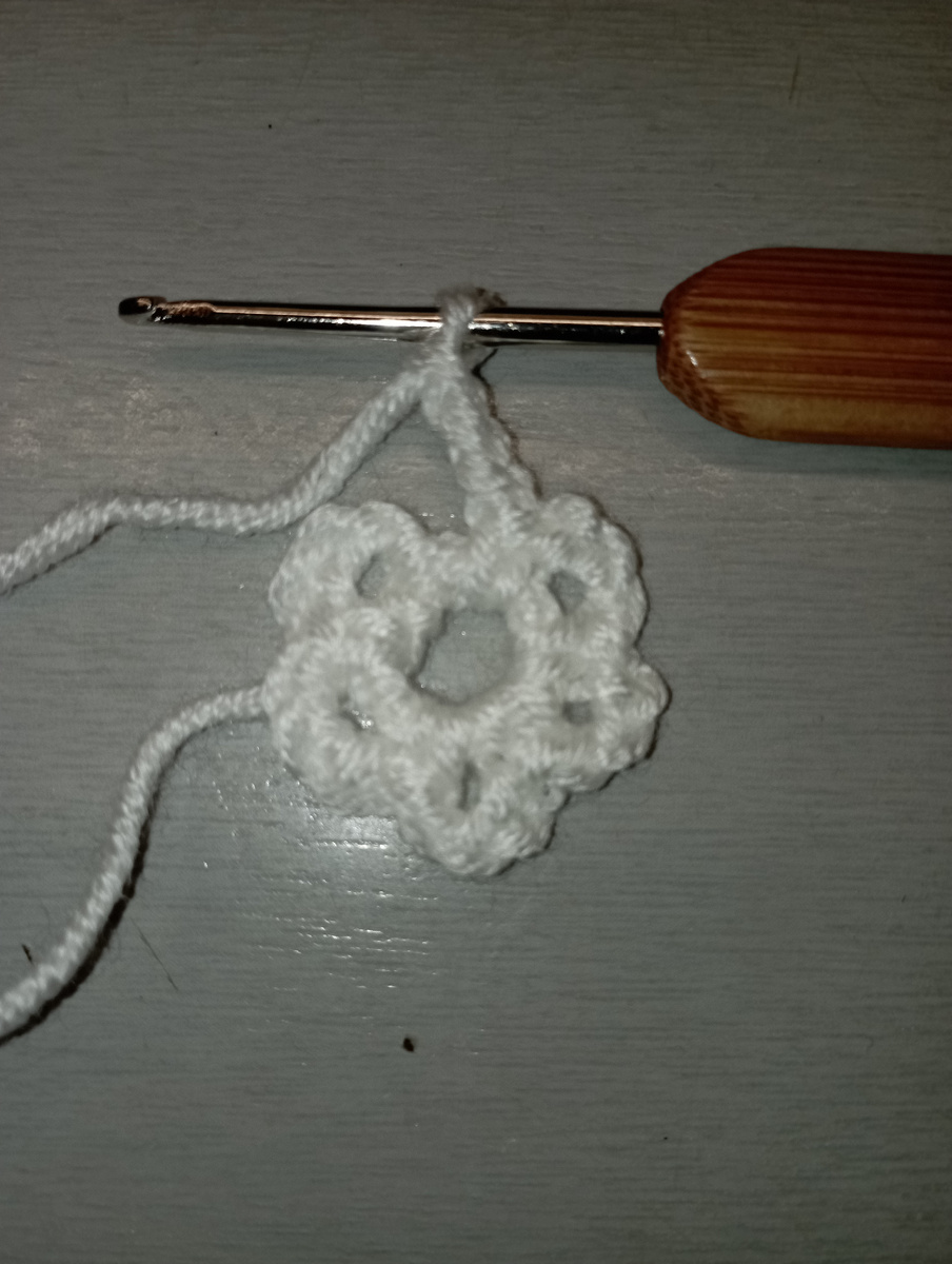 1 ряд снежинки 3 возд.п., 1 ст.без накида повторить 6 раз