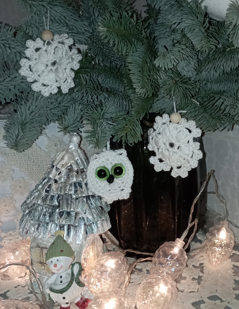 Снежинки и сова связаны крючком из акриловых ниток