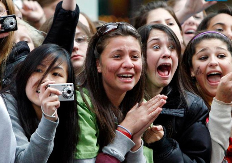 Не хватает девушек хоть тресни...