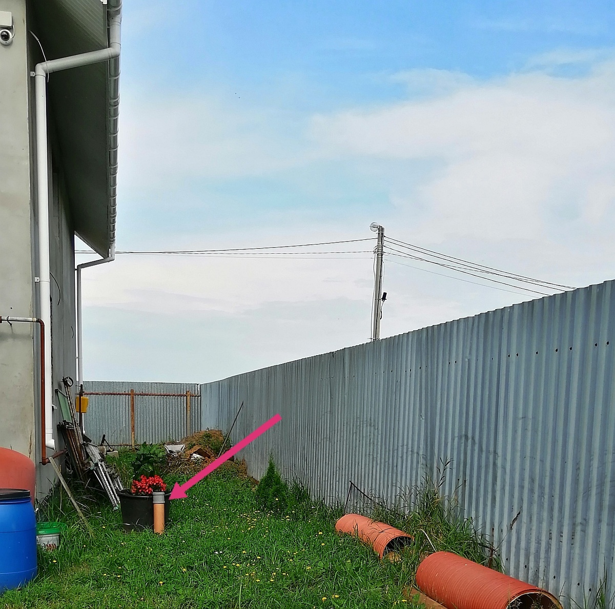 Розовой стрелкой я показала трубу. Фото прошлого года, другого нет, сейчас там многое убрано, или обязательно уберётся. 