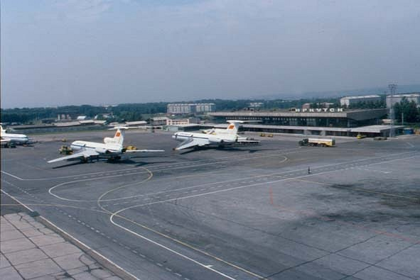 Аэропорт Иркутска в советские годы. Фото с сайта https://vk.com/photo-1246540_193292452. Взято с Яндекс.Картинки
