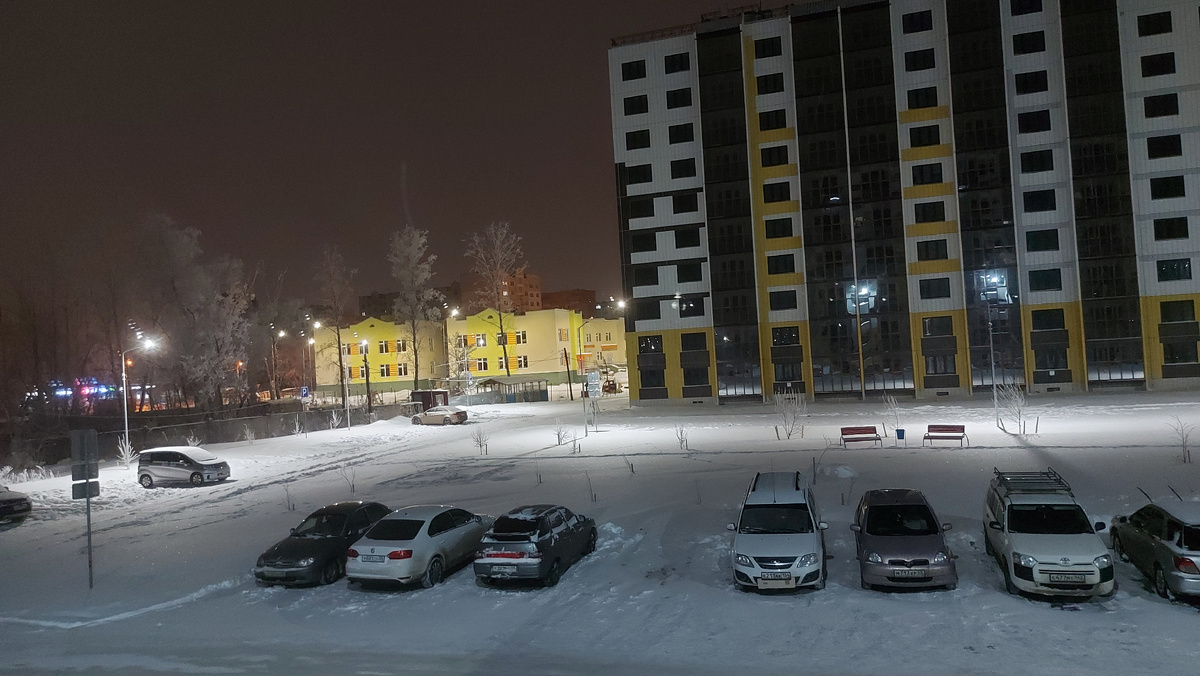 Вид из окна городской квартиры,  авто под окнами.