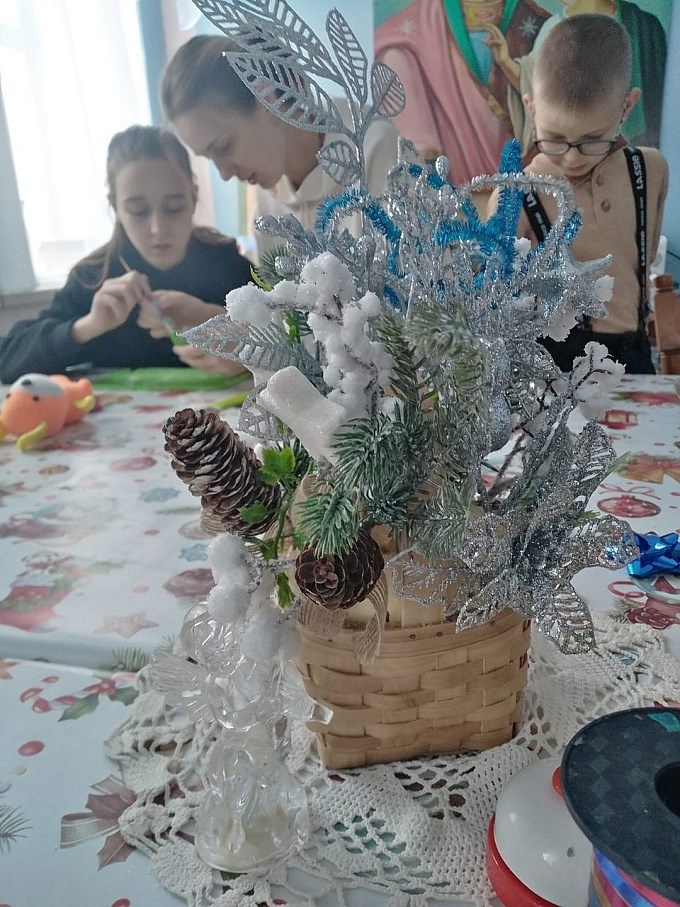 Дети и родители заняты изготовлением мыла