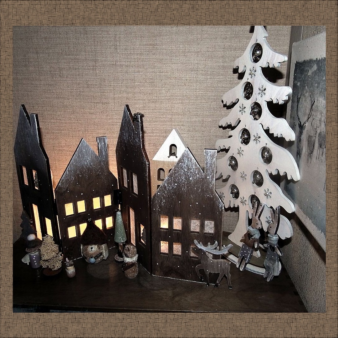 Вот так было в год Зайца. Домиков из Фикс еще не было. Зато лягушачья елка была в гостиной