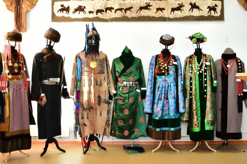 Выставка традиционного бурятского костюма. Центр художественных народных промыслов. п. Усть-Орданский.