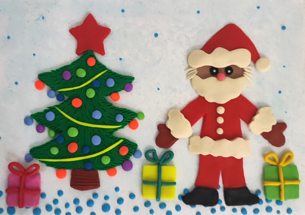 Готовый вариант аппликации из пластилина на картоне Санта Клаус с подарками.