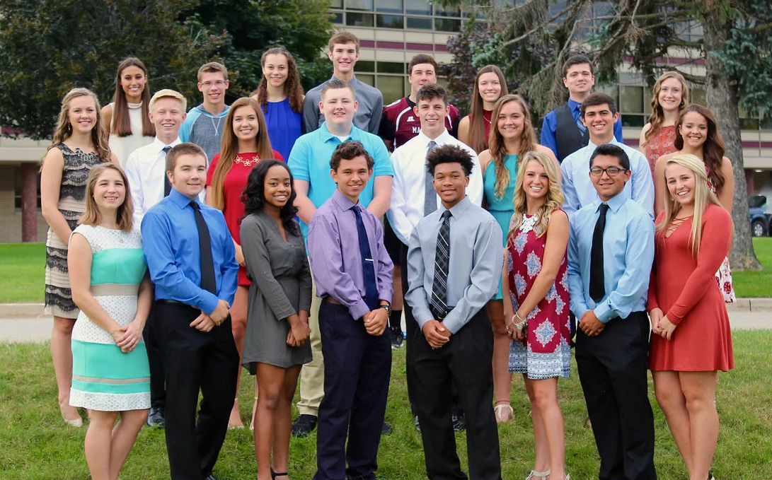 Возвращение домой (homecoming ) — ежегодная традиция в Соединенных Штатах. Люди, города, средние школы и колледжи собираются вместе, как правило, в конце сентября или начале октября, чтобы приветствовать бывших членов сообщества. Он строится вокруг центрального события, такого как банкет или танцы и, чаще всего, игра в американский футбол или, в некоторых случаях, баскетбол, хоккей с шайбой или футбол. Обычно мероприятия состоят из футбольного матча, который проводится на домашнем футбольном поле школы, мероприятий для студентов и выпускников, парада с участием школьного хора, духового оркестра и спортивных команд, а также коронации королевы возвращения домой (а во многих школах — короля возвращения домой). Танец обычно следует за игрой или проходит на следующий день после игры.