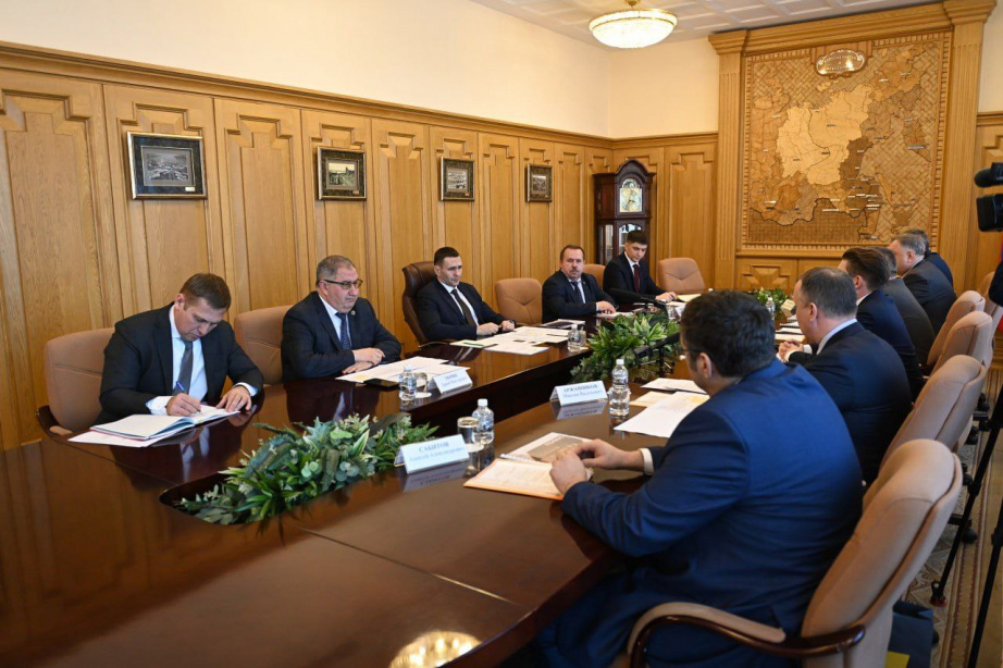 Дмитрий Демешин встретился с генеральным директором компании «Полюс» Алексеем Востоковым / Фото: Вячеслав Реутов — пресс-служба губернатора и правительства Хабаровского края