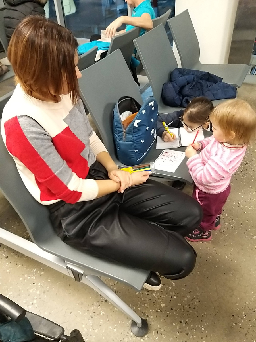 В ожидании самолёта детей развлекаем как можем)))