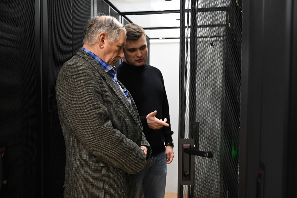 Директор суперкомпьютерного центра ТГУ СКИФ Cyberia Вячеслав Гойко демонстрирует новое оборудование

