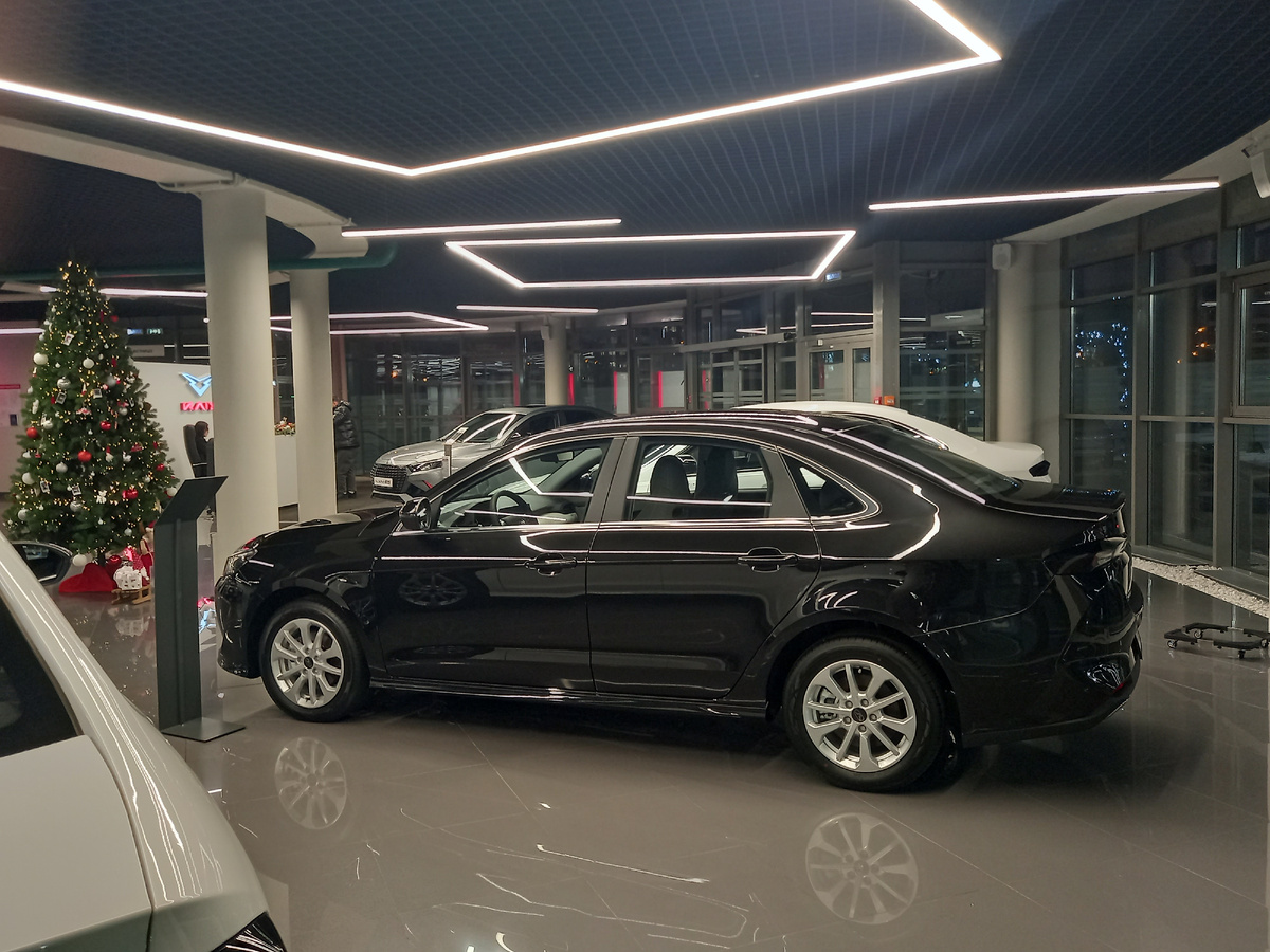 В дилерском центре бренда Kaiyi: седаны E5 предлагают сегодня с большой скидкой.