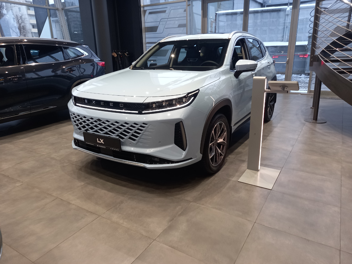 Существенная доля расходов россиян - на покупку кроссоверов и внедорожников.