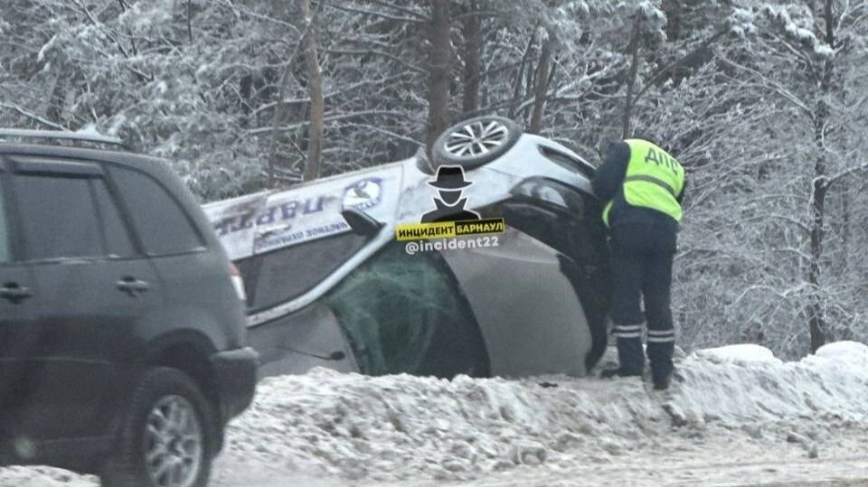    Перевернулось авто на Змеиногорском тракте. Источник: "Инцидент Барнаул"