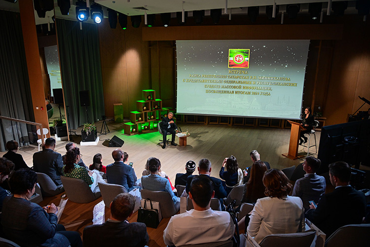    Рустам Минниханов в преддверии Нового года провел традиционную встречу с представителями федеральных и республиканских СМИ.   
Фото: rais.tatarstan.ru