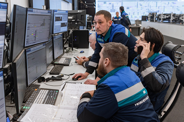    Специалист по рации передал информацию: «Внимание всем аппаратчикам печей пиролиза! Начинаем прием сырья на печь №1. Усилить контроль!»