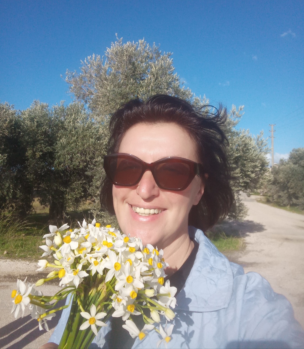 Довольная иду с букетом пока мои мальчики тащат сумки с овощами по дороге с рынка