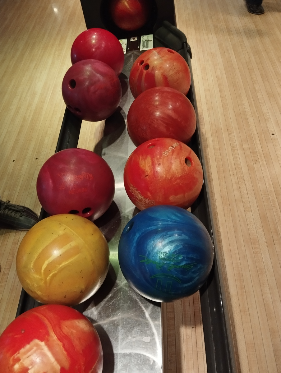 Шары в боулинге на нашей дорожке