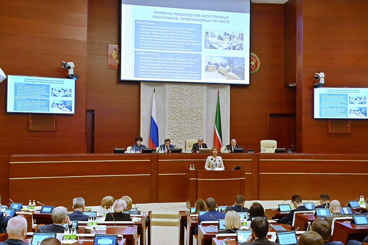    Министр труда, занятости и соцзащиты РТ Эльмира Зарипова рассказала, что в республике сейчас работают 49 тыс. иностранцев — это 2,4% от всей рабочей силы.   
Фото: gossov.tatarstan.ru