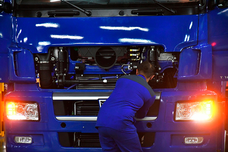    Опыт ПАО «КАМАЗ» Зарипова и вовсе предложила тиражировать на федеральном уровне: работодатель сам занимается вопросами постановки на учет, контролирует получение патента и сертификата о знании русского языка и т. д..   
Фото: «БИЗНЕС Online»