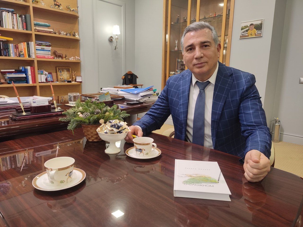 Эдуард Омаров пожелал, чтобы в каждом жил не только ребенок, а Дед Мороз.  Фото: ФедералПресс / Ирина Ромашкина