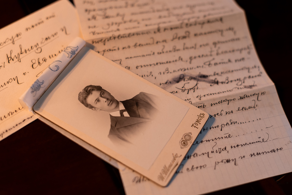 Фотокарточка и письмо семинариста Семёнова, найденные в НБ ТГУ
