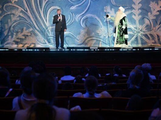    Депутаты «Единой России» пригласили на новогодний спектакль семьи участников СВО детей с ОВЗ //Фото пресс-службы Регионального ростовского отделения партии «Единая Россия»