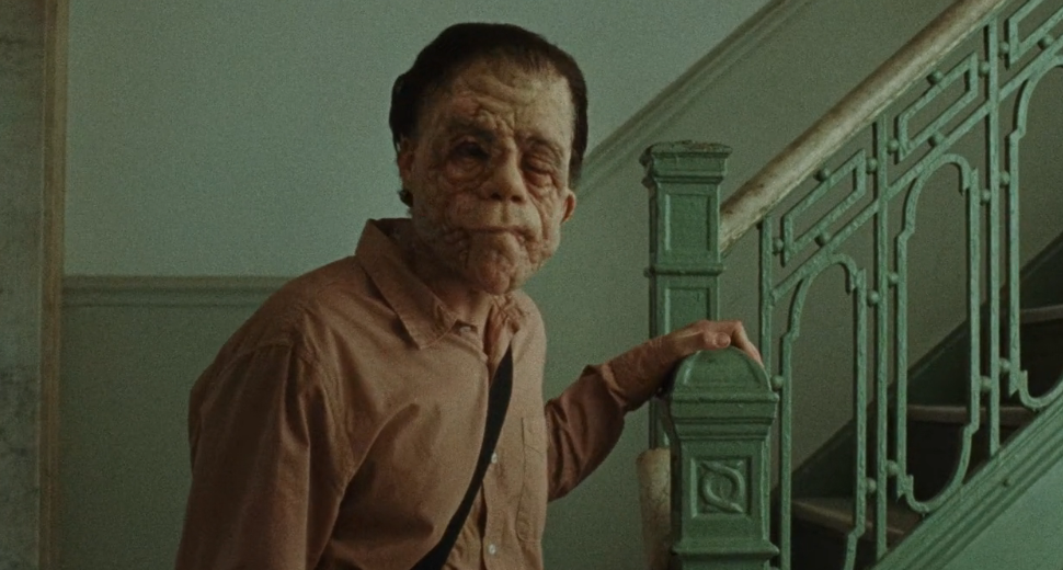 Долго думаешь: лицо - это убедительная маска, или в главной роли настоящий актер с реальным недугом