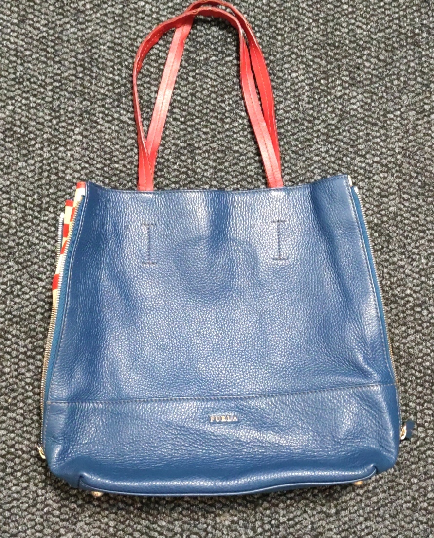 Дождалась она меня потому, что в одном месте у неё расслоилась кожа на ручках, но это я очень легко исправляю. 