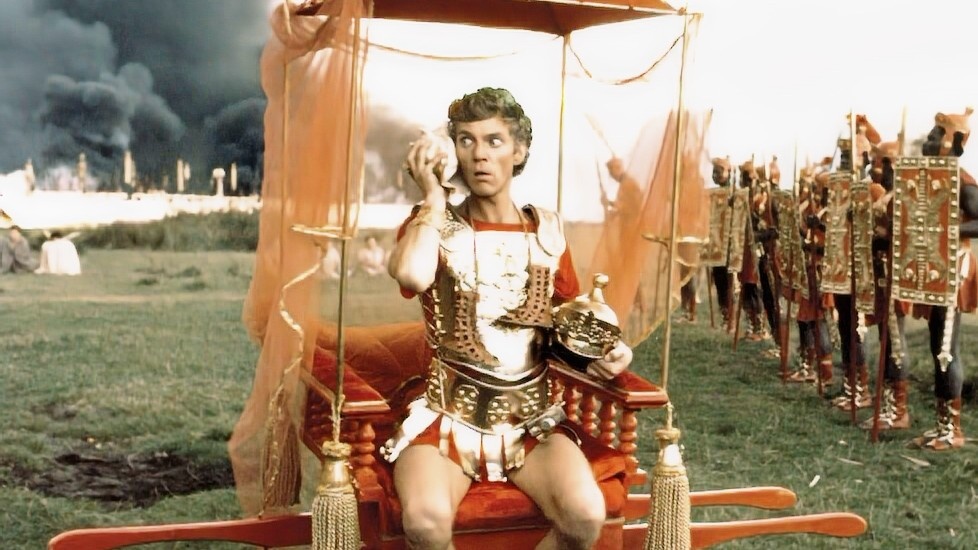 Молодой Малкольм Макдауэлл в роли Кальгулы одноимённого фильма в 1979 году. Режиссёр Тинто Брасс