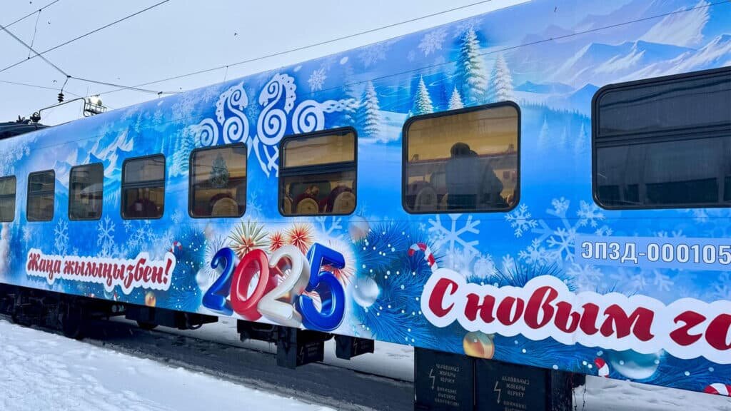    Состав запущен в двух направлениях, чтобы больше пассажиров могли прокатиться на новогоднем электропоезде \ Фото: КТЖ, бильд-редактор: Артур Алескеров