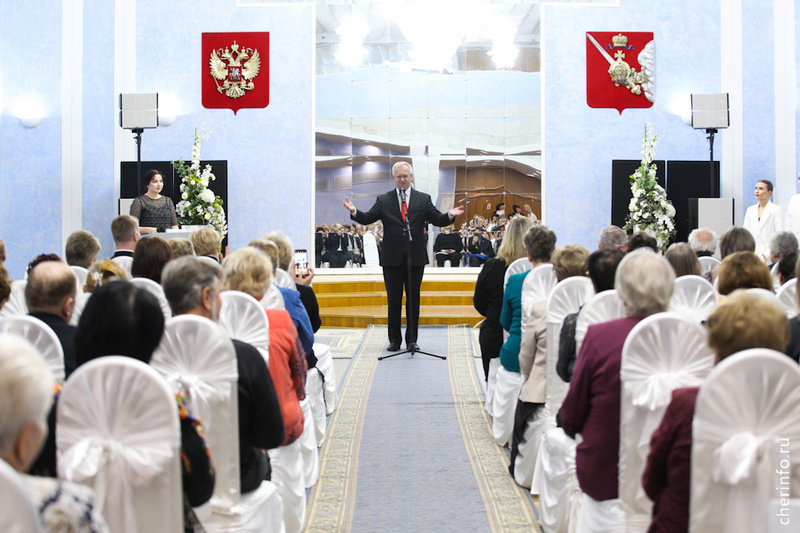   Торжество состоялось во Дворце металлургов. На концерте наградили пенсионеров, которые долгое время работала в Совете ветеранов