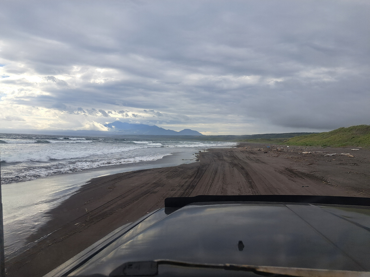 Дорога по зеркальному пляжу