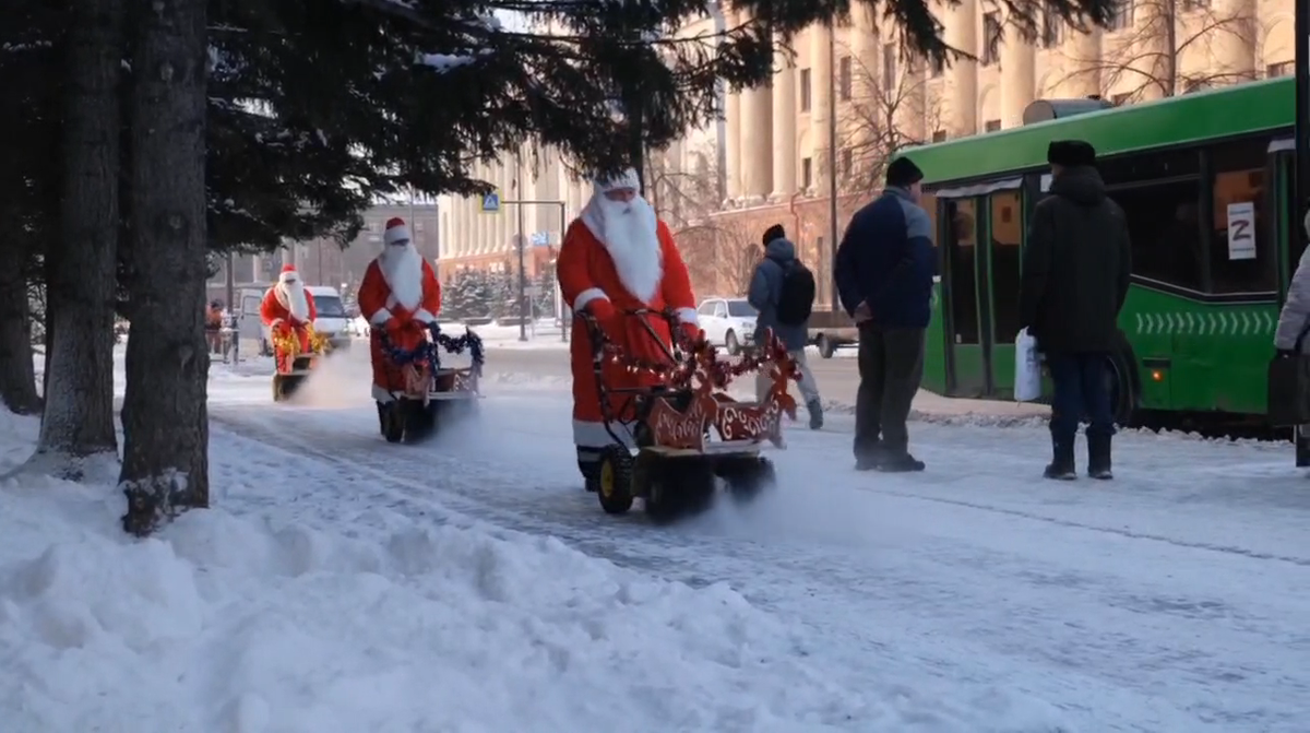     Бригада Дедушек Морозов вышла на уборку красноярских улиц