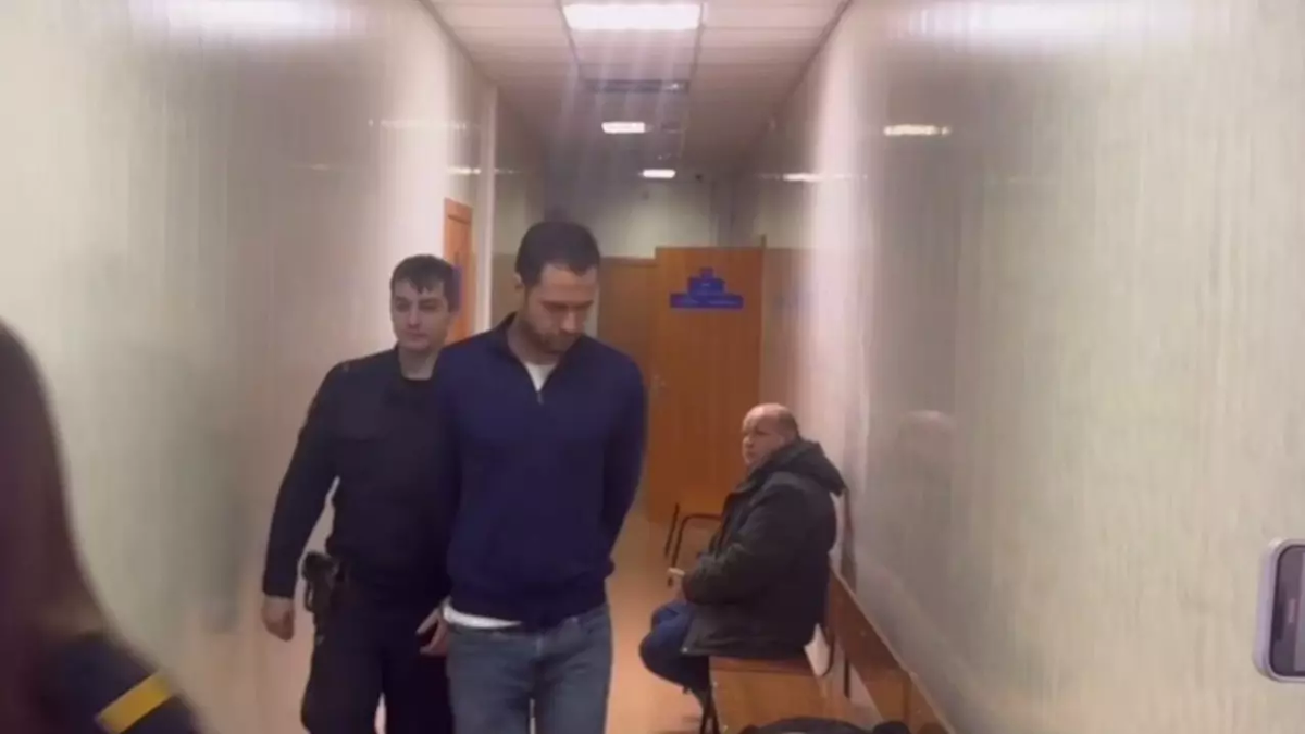 Фото: Прокуратура Новосибирской области. Задержанного ведут в зал суда